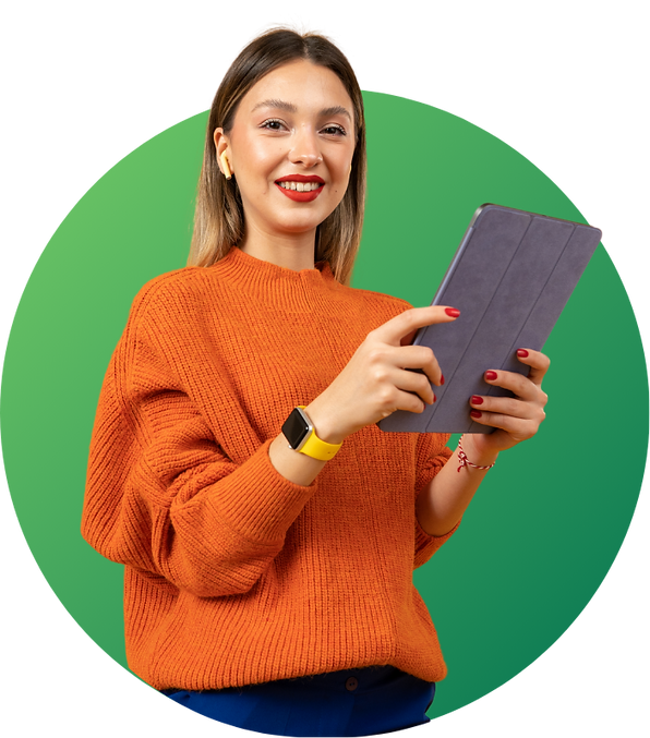 Analyste souriante tenant une tablette