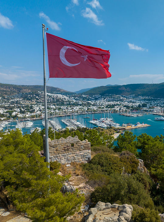 Kıyının üzerinde Türk bayrağı